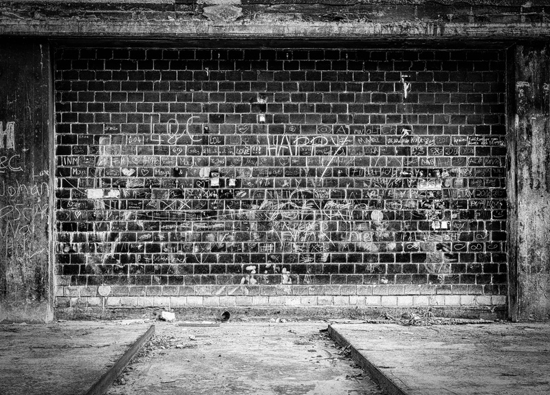 damaged, metal, leave, grille, outdoors, 5K, stone wall, greasy, day, brick, pattern, weathered, fence, brick wall, lost places, gate, burned, no people