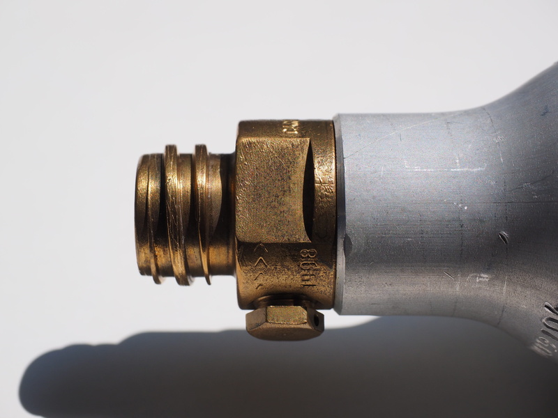 table, technology, sodasprudler, two objects, connection, gold colored, cylindrical closure, communication, cable, metal, reflection, 4K, compressed air bottle
