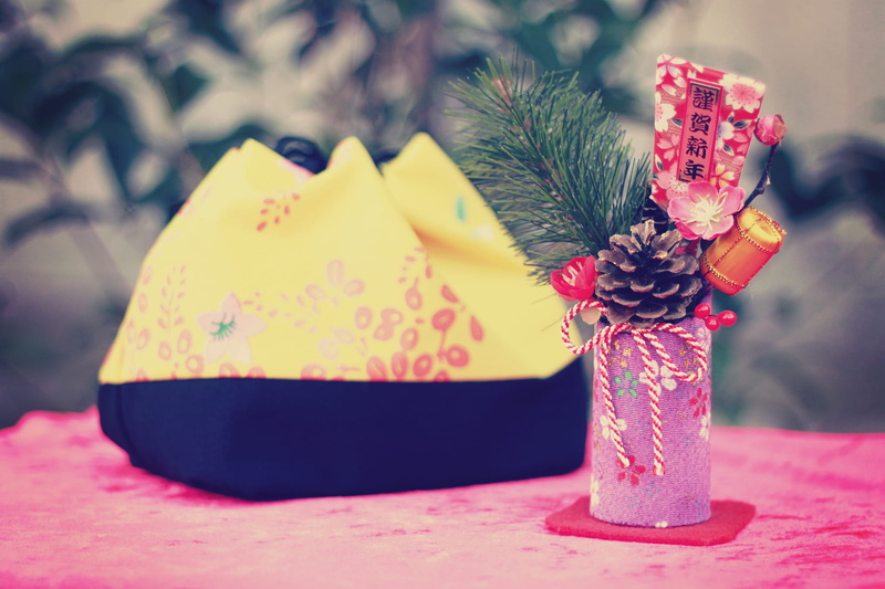 yellow, celebration, close-up, still life, cylindrical, indoors, table, gift, pine cone, red, black bag, dessert, vase, cone, 1080P, nature, flower, plant