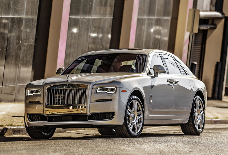 building exterior, retro styled, architecture, motor vehicle, built structure, stationary, city, no people, Rolls-Royce, road, mode of transportation, GOST