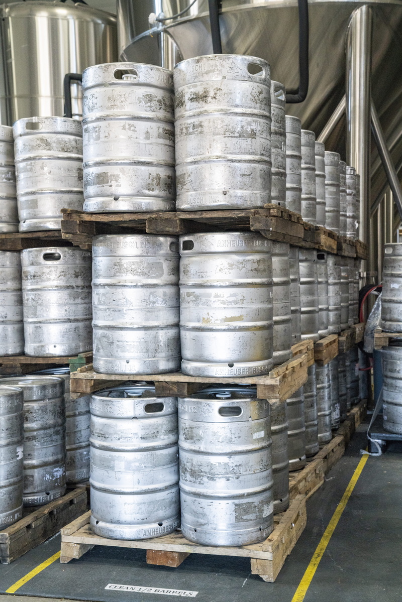 domestic room, keg, steel, 8K, day, brewery, barrel, silver colored, business, architecture, refreshment, alloy, alcohol, food and drink, wood, stack