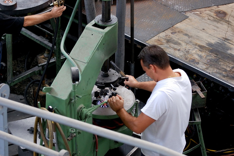 machine, man in white, photography themes, T-shirt, railing, workers, camera - photographic equipment, gun, tire, 2K, craft, digital camera, skill, factory