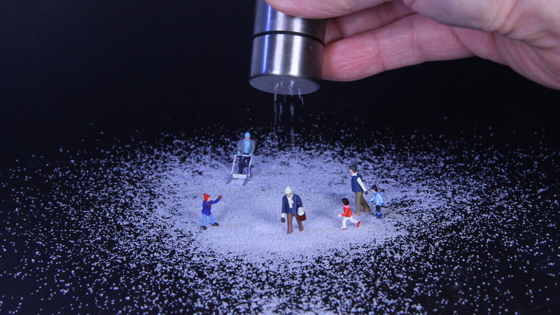 cold temperature, miniature, miniature figures, real people, leisure activity, 4K, equipment, winter sport, hand, indoors, cold, lüttje, family, mite