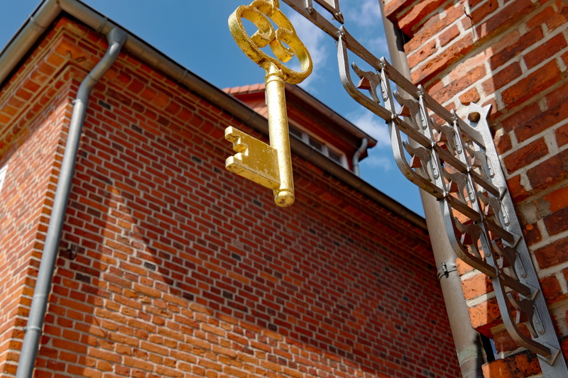 lighting equipment, architecture, metal, wall, day, locksmith, low angle view, window, brick, 5K, outdoors, built structure, hanging, sky, building, golden