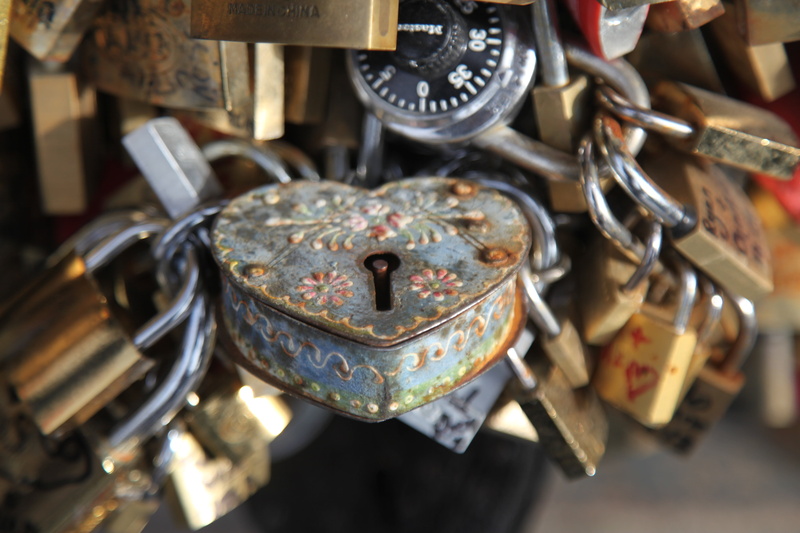 locksmith, antique, hanging, padlocks, old, large group of objects, bridge, colored, market, 5K, business, day, brass, indoors, no people, high angle view