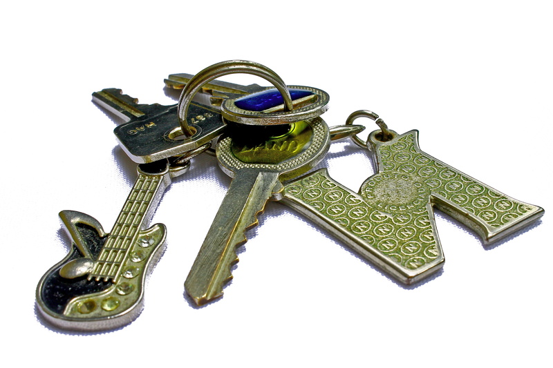 antique, metal, indoors, 4K, set of keys, white background, chain, large group of objects, keys, safety, studio shot, high angle view, no people, protection