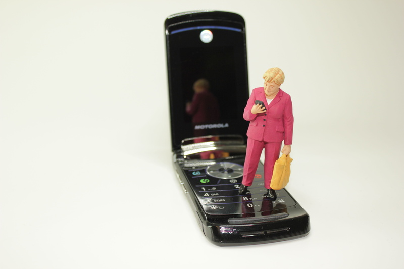 luggage, modelleisenbahn figure, minister, opinion, cellphone, dom, copy space, woman, full length, human representation, art, close, mite, technology