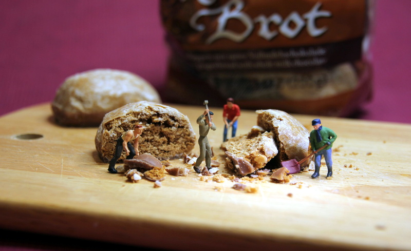 modelleisenbahn figure, selective focus, still life, breakfast, thieves, work clothes, 4K, miniature, 1 87, no people, indoors, close up, funny, cake