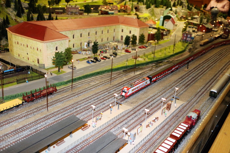 model railway, 2K, group of people, architecture, day, märklin model, train, rail transportation, public transportation, building exterior, mode of transportation