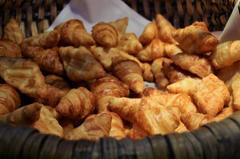 benefit from, street food, no people, puff pastry, snack, selective focus, Bread, gastronomy, indoors, nutrition, baked goods, retail, 5K, Croissant, enjoy