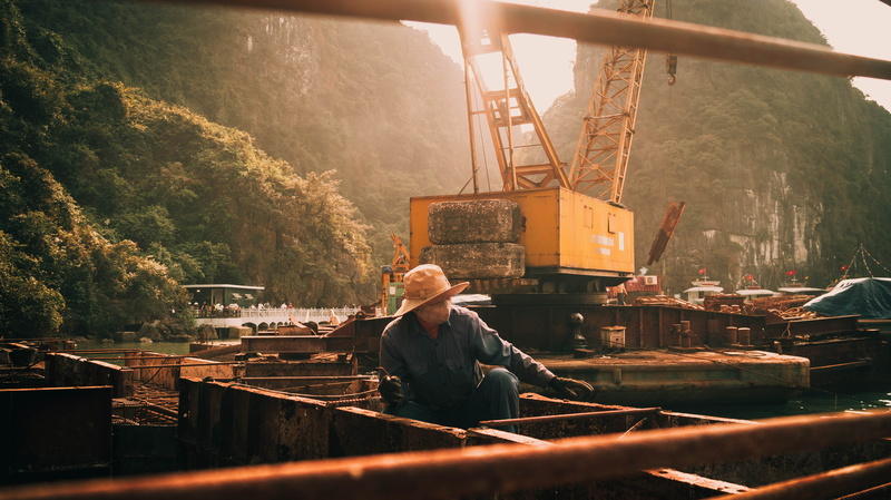 mountains, Asia, construction site, 5K, sun hats, cranes (machine), men, Vietnam, Halong Bay, workers, sun rays