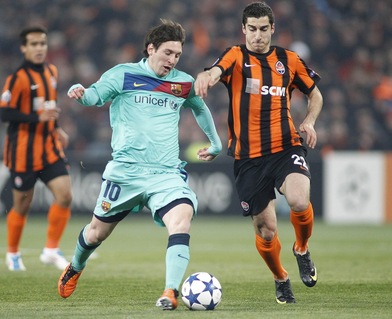 clothing, nike, shakhtar, competition, donbass arena 2011, stadium, sports equipment, black, men, adult, suit, jersey, playing, effort, match - sport, sport
