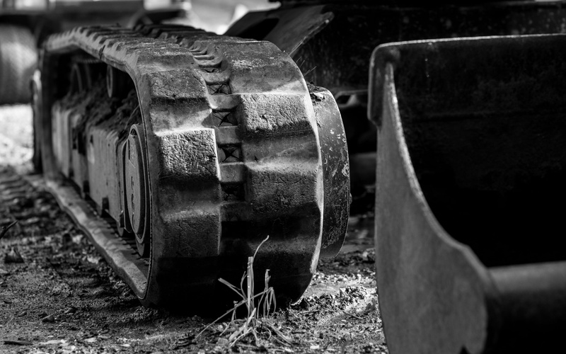 track, outdoors, tracks, scoop, heavy, machinery, wheel, no people, excavator, metal, selective focus, old, obsolete, equipment, site, bucket, machine