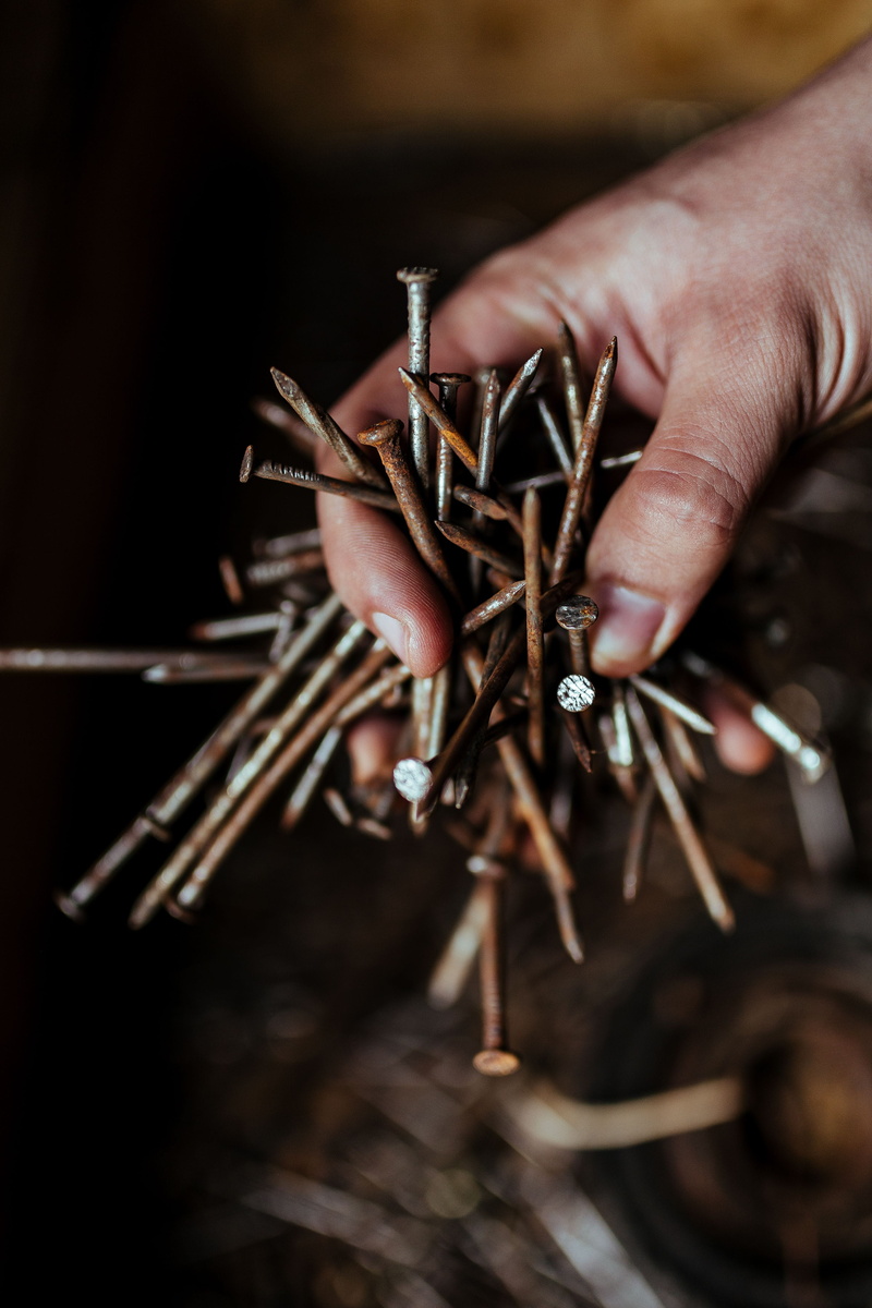 unrecognizable person, nature, hand, outdoors, metal, real people, lifestyles, human hand, nuts, men, nails, bolts, 4K, shed, Tools, wood - Material, finger