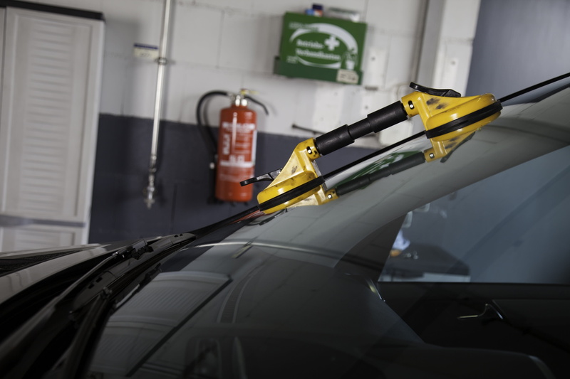windshield, equipment, pkw, blade replacement, air vehicle, indoors, disc, airplane, industry, accident, splitter, glass, mode of transportation, stationary