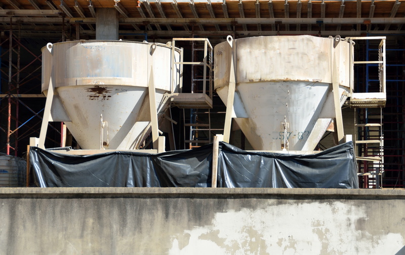 sunlight, nature, large group of objects, cement mixer, steel, silver colored, household equipment, construction, equipment, building, architecture, tool