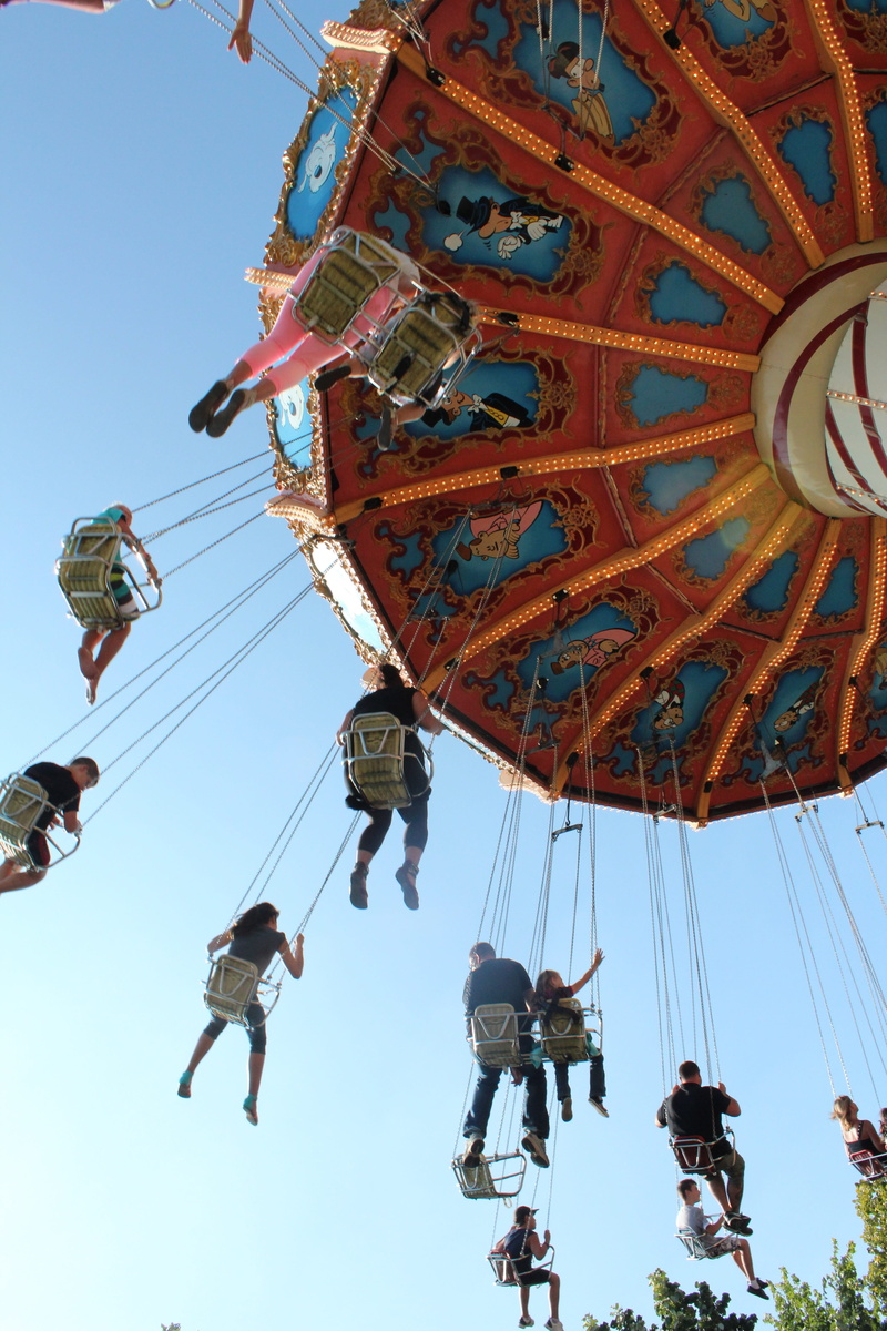 5K, real people, fun, fairground, group of people, amusement park, outdoors, day, games, child, large group of people, lifestyles, chain swing ride, carousel