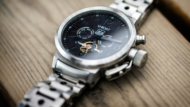vintage, black, accuracy, deadline, chrome, no people, wood plank, chronograph, steel, bracelet, fashion, silver colored, wrist, speed, table, expensive