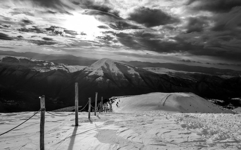 day, no people, monochrome, cold temperature, 1080P, nature, clouds, gray, mountain range, covering, sunlight, mountain, skiing, wooden post, non-urban scene