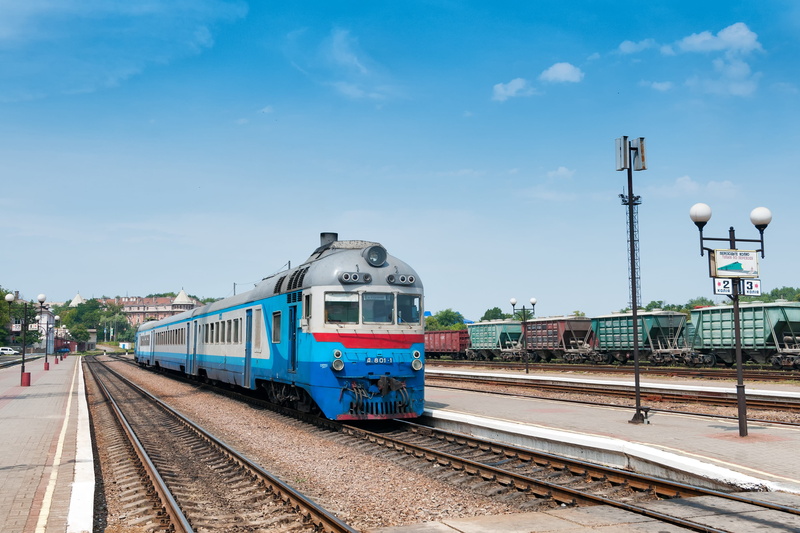 passenger train, public transportation, rail traffic, outdoors, чернівці, street light, 2K, arrival, on the move, mode of transportation, city, černivci