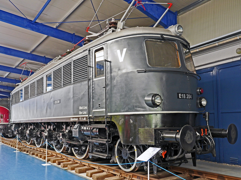 drg, stationary, train, train - vehicle, passenger train, travel, classic, exhibit, presentation, 1940, e 18, 4K, railroad track, indoors, war delivery
