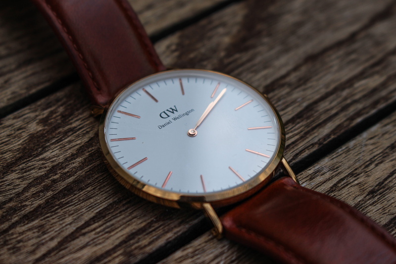 selective focus, luxury, dw, time, circle, leather strap, close-up, wood - material, minute hand, no people, 5K, still life, personal accessory, geometric shape
