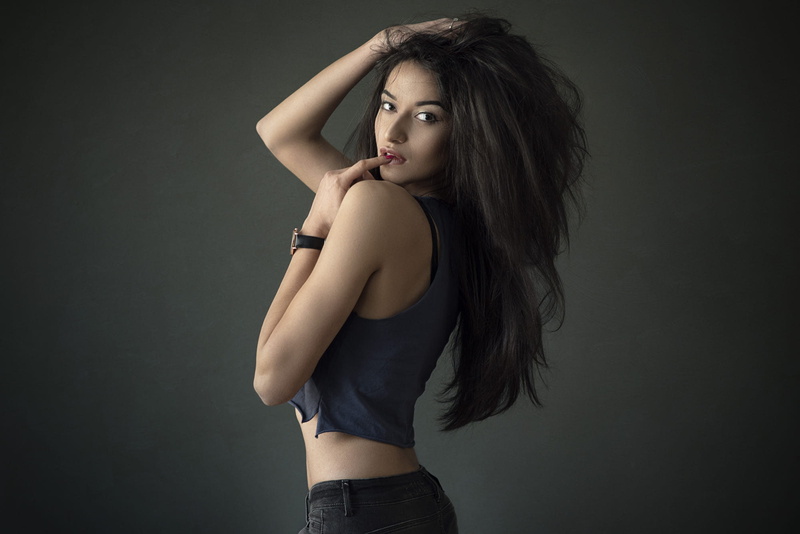brunette, watch, Daniel Wellington, model, women, 1080P, short tops, simple background, wavy hair, looking at viewer, long hair