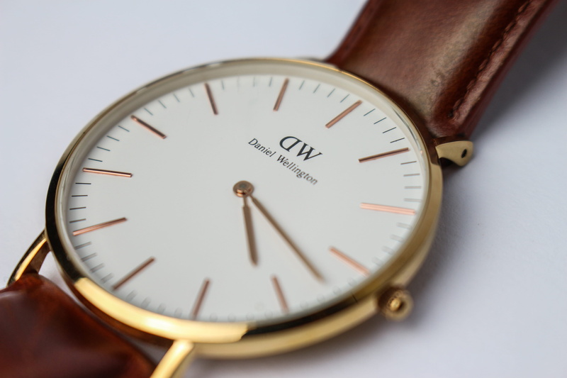 dw, antique, single object, number, still life, watch, clock face, clock hand, 5K, indoors, circle, minute hand, accuracy, clock, geometric shape, gold