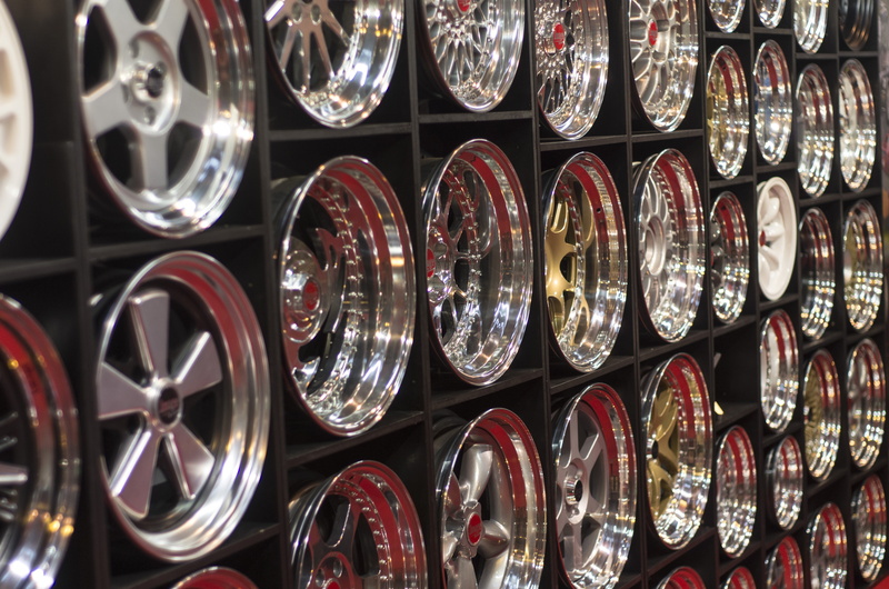 no people, shelf, reflection, large group of objects, 4K, alloys, order, indoors, shiny, side by side, custom, luxury, alloy wheels, glass, repetition