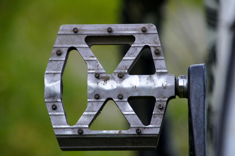 focus on foreground, mechanism, crankset, design, crampons, connection, anti-slip, mechanics, training, technology, iron, pedal, no people, machine part
