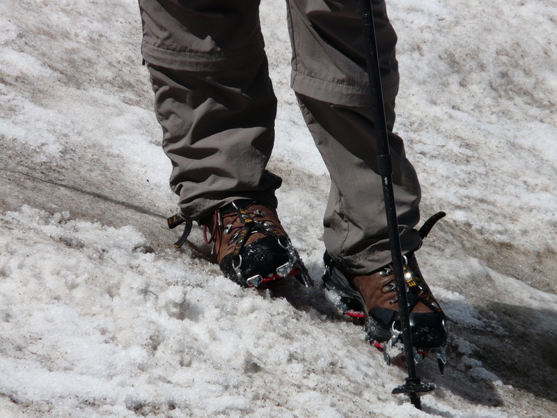lace, crampon, shoe, day, hiking, security, lifestyles, real people, leisure activity, sport, body part, one person, winter, human body part, human leg