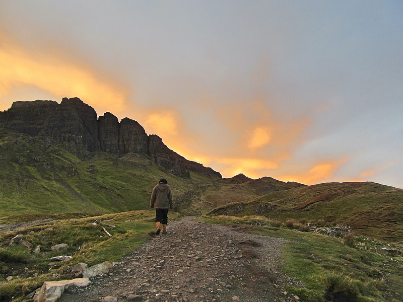 mountain, vacations, one person, 5K, landscape, cloud - sky, portree, full length, real people, sunset, mountains, mountain range, hiking, trip, adult
