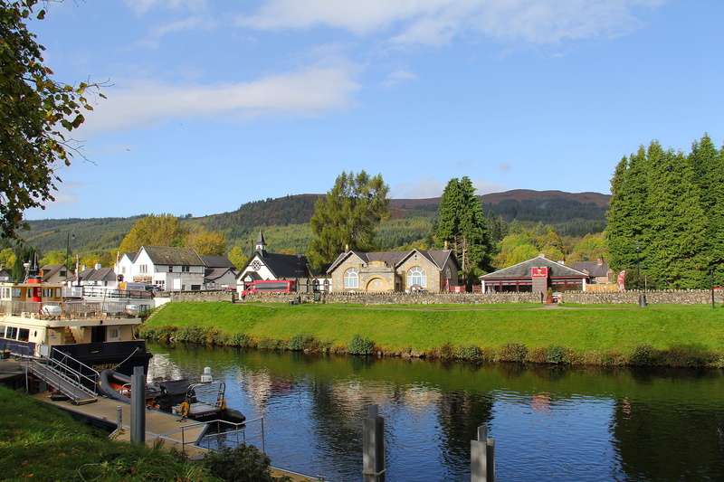river, countryside, day, isle of skye, building, autumn, hill, loch ness, building exterior, residential district, house, mountain, 2K, plant, architecture
