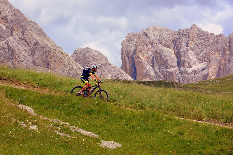 lifestyles, odle, sport, mountain biking, beauty in nature, trail, 4K, leisure activity, adventure, along, helmet, sky, bicycle, non-urban scene, odle group