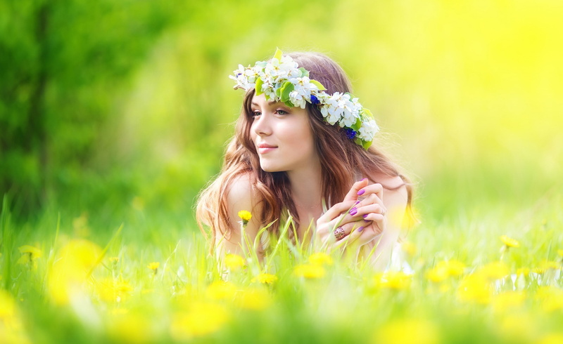 women outdoors, beauty in nature, adult, springtime, young women, beautiful woman, hair, field, long hair, young adult, wreaths, 2K, laurel wreath, flowering plant