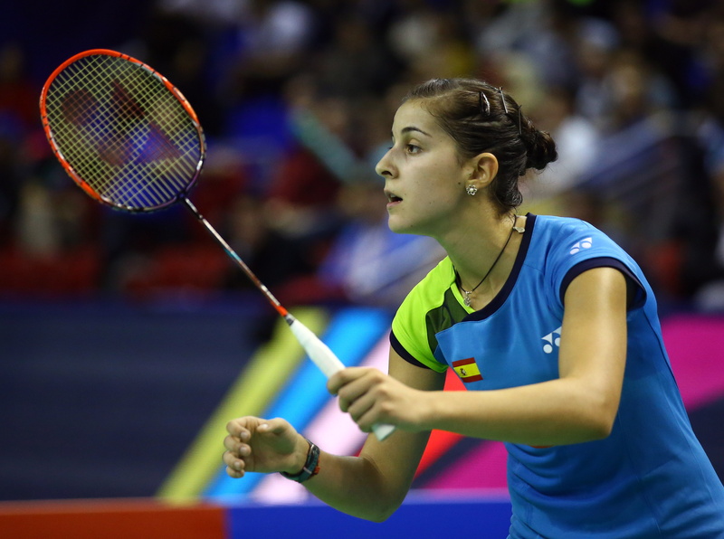 women, incidental people, lifestyles, concentration, athlete, waist up, adult, focus on foreground, ball, deporte, 2K, carolina, holding, marin, sport