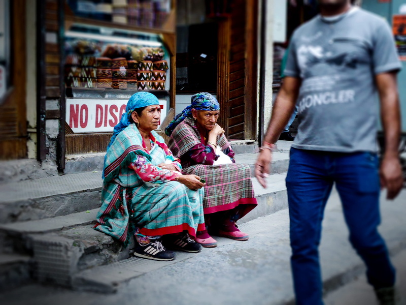 customer, casual clothing, people, building exterior, india, real people, street, manali, consumerism, architecture, adult, clothing, females, mid adult