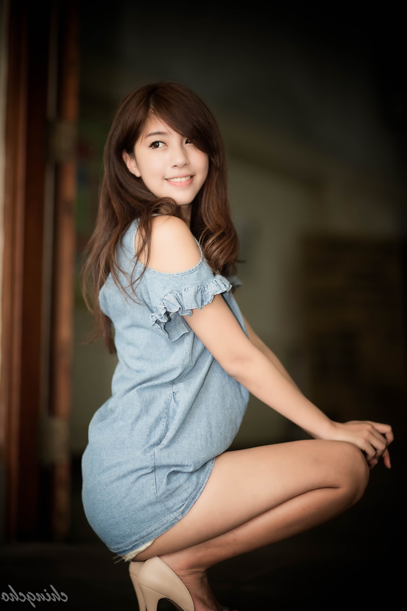 looking at camera, emotion, three quarter length, innocence, portrait, casual clothing, smiling, young adult, focus on foreground, child, fashion, teenager