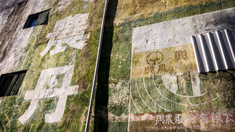 window, low angle view, outdoors, nature, day, building, drying, hanging, architecture, built structure, pattern, 2K, art and craft, Taiwan, sunlight