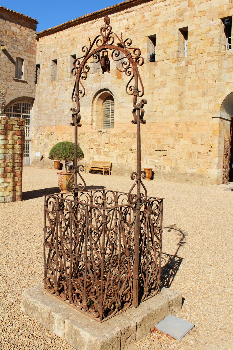 cathar well, religion, sunny, brick, building, city, building exterior, outdoors, sunlight, metal, nature, day, architecture, 5K, history, built structure