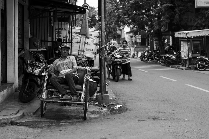 casual clothing, adult, black, men, waiting, social issues, incidental people, 5K, street, surabaya, road, mode of transportation, indonesia, street photo