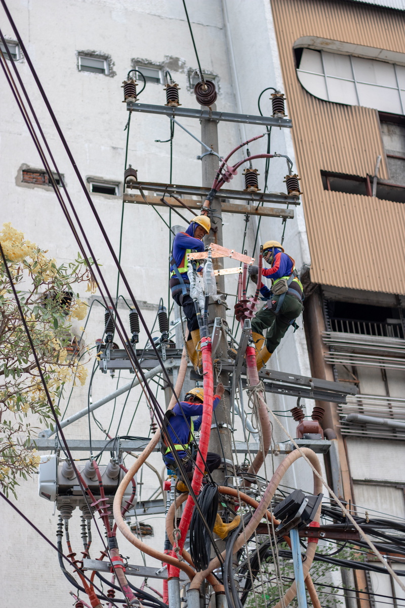 electric, mode of transportation, architecture, indonesia, dangerous, cable, bike, utility pole, outdoors, network, surabaya, building exterior, climbing