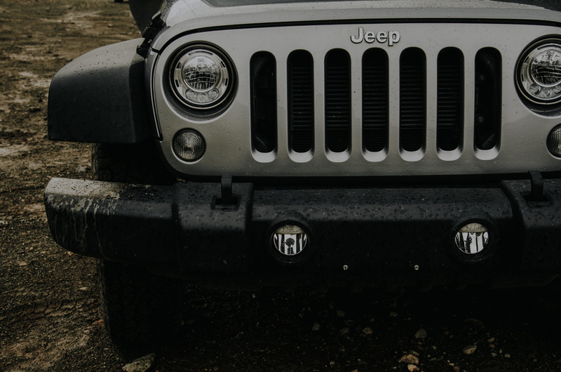 retro styled, stationary, land vehicle, close-up, no people, nature, vintage car, gravel, 4K, history, technology, mode of transportation, jeep, old, field