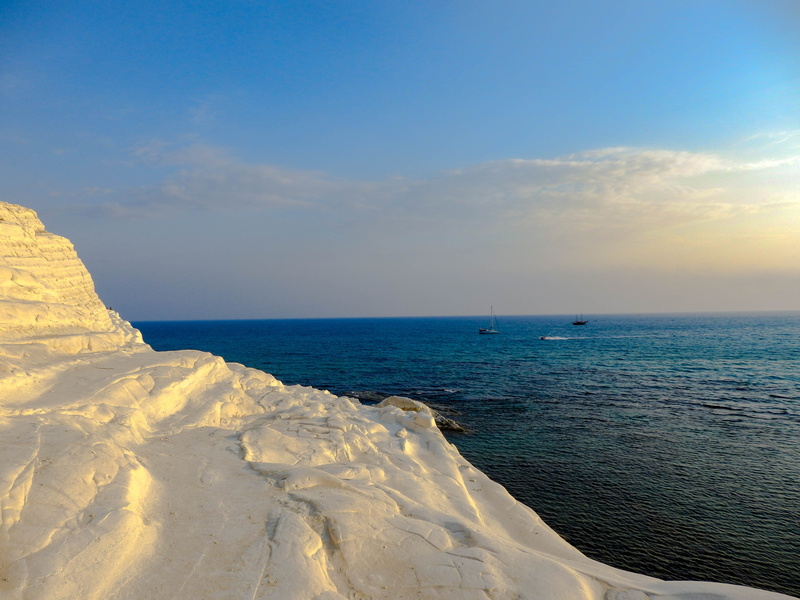 sand, no people, sunlight, water, outdoors, scala dei turchi, sky, white, near, tranquil scene, landscape, mar, comanche, nature, beauty in nature, 4K