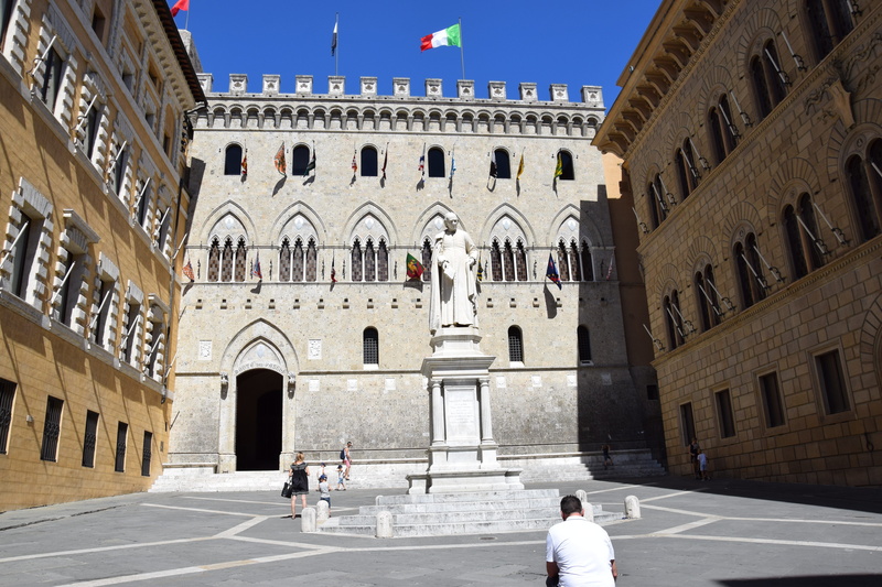 tourism, bank, women, travel, siena, group of people, the past, monte dei paschi, incidental people, men, travel destinations, built structure, building exterior