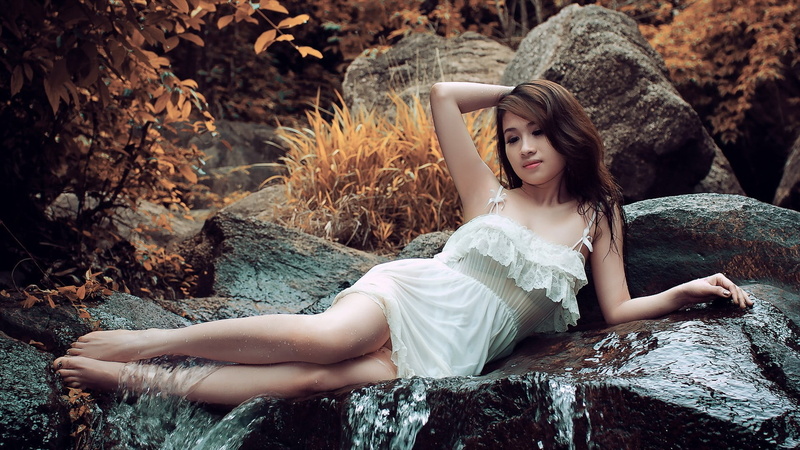 hair, adult, contemplation, full length, rock - object, real people, 1080P, beauty, one person, sitting, Asian, young adult, portrait, fashion, outdoors
