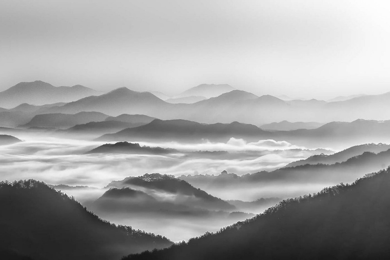 sky, mountain ridge, mountains, sunlight, mountain peak, cloud - sky, photo, beauty in nature, mountain, dawn, fog, woodland, photography, outdoors, mist