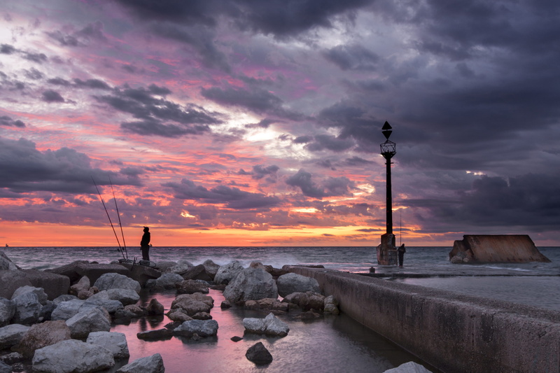 espigón de la térmica, rock - object, sunset, one person, rock, amanecer, spain, standing, horizon over water, nubes, quinoal, 4K, solid, water, horizon