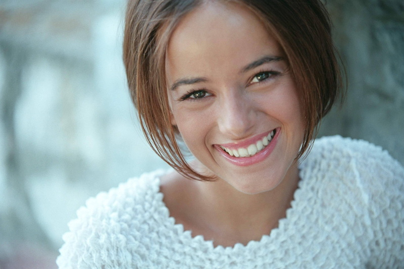 women, 2K, one person, close-up, warm clothing, hair, happiness, sweater, beauty, looking at camera, hairstyle, headshot, beautiful people, smiling, portrait