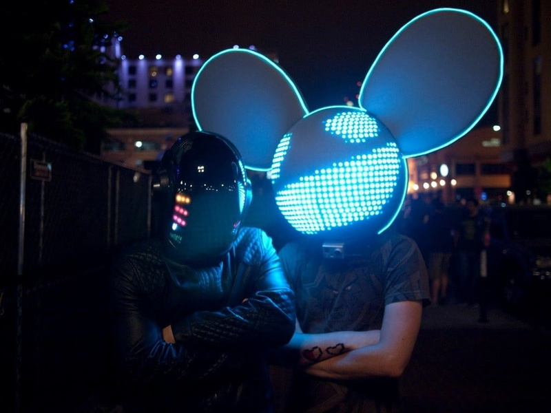 top, s, leisure activity, city, celebration, lighting Equipment, young Adult, nightlife, architecture, real people, street Light, females, men, cyan, fun